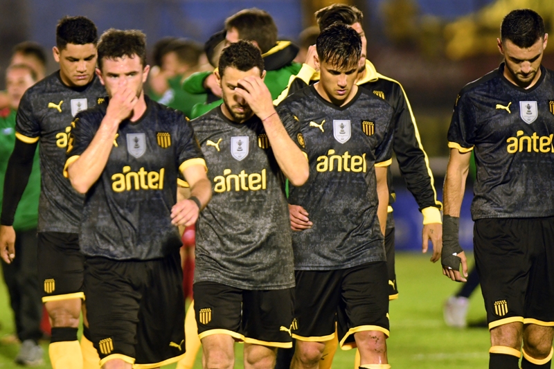 Rampla Juniors vs Peñarol, 1-0, T. Clausura, en Est. Centenario, foto Francisco Flores, Archivo El Pais, nd 20181007, jugadores se van tristes de la cancha tras la derrota