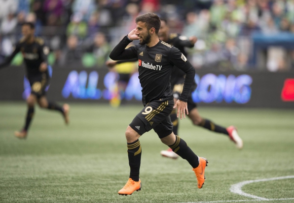 Rossi festeja su primer gol en la MLS. Foto: @LAFC