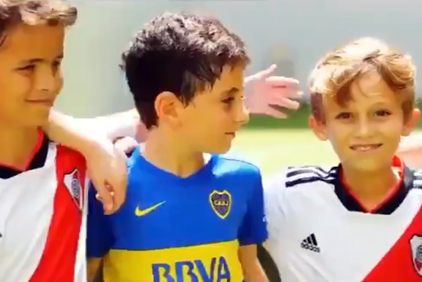 El mensaje de los más chicos a los protagonistas de Boca-River. Foto: Captura