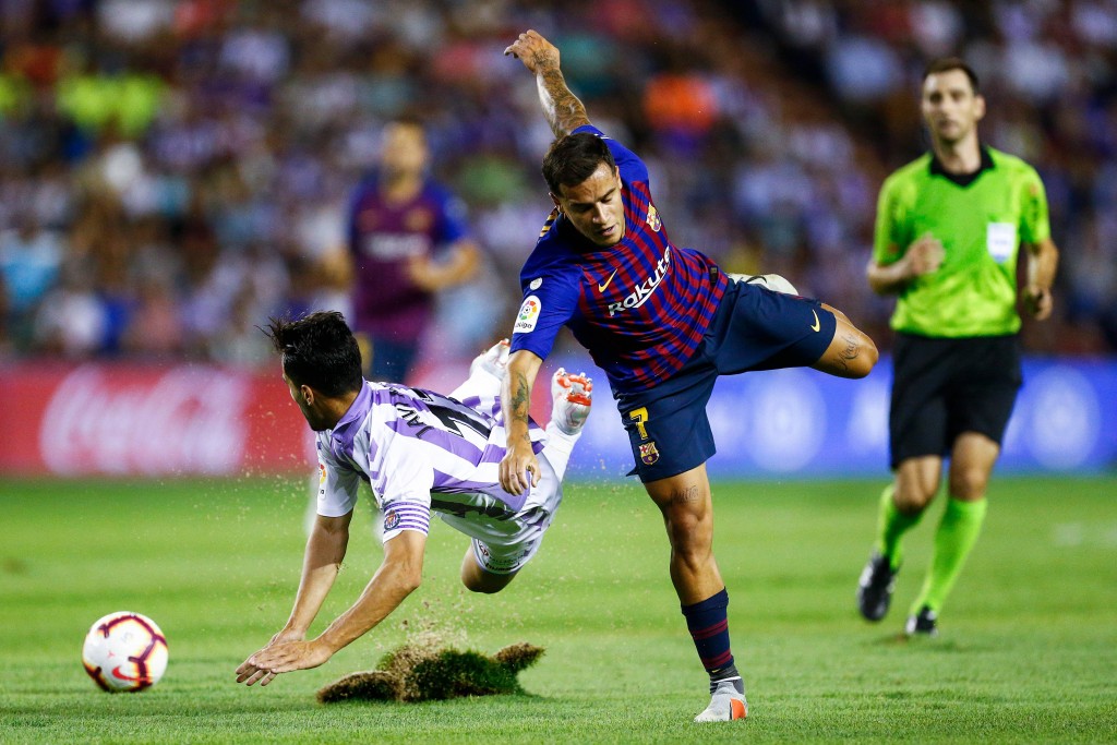 Real Valladolid's Spanish defender Javi Moyano (L) falls beside Barcelona's Brazilian midfielder Philippe Coutinho during the Spanish league football match between Real Valladolid and FC Barcelona at the Jose Zorrilla Stadium in Valladolid on August 25, 2018. / AFP / Benjamin CREMEL FBL-ESP-LIGA-VALLADOLID-BARCELONA